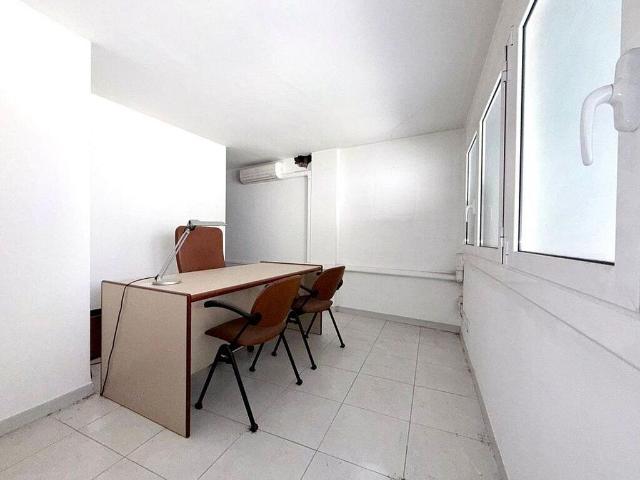 Local comercial en venta en calle Col·Legi, Figueres, de 74 m² 3 habitaciones por 30.000