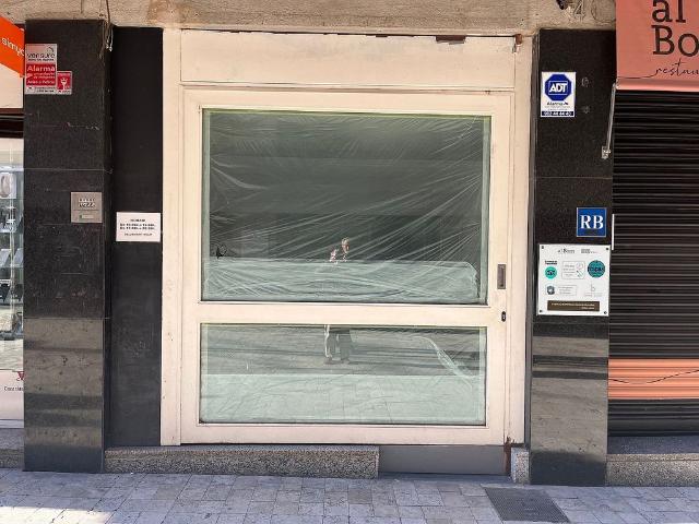 Local comercial en venta en calle Àngel Guimerà, Banyoles, de 93 m² 2 habitaciones por 155.000