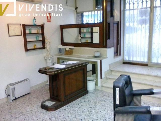 Local comercial en venta en calle Doctor Combelles, Lleida, de 65 m² por 96.000