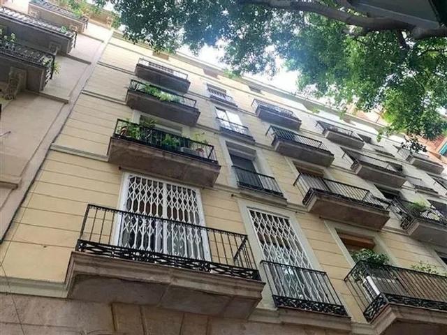 Local comercial en venta en calle D'aldana, Barcelona, de 154 m² 4 habitaciones por 165.000