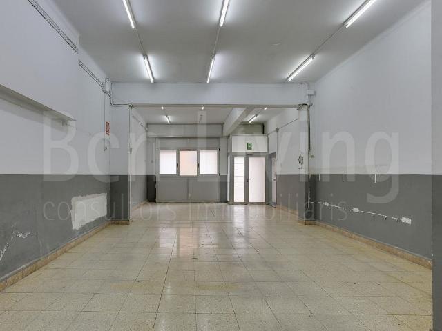 Local comercial en venta en calle D'alella, Barcelona, de 209 m² por 270.000