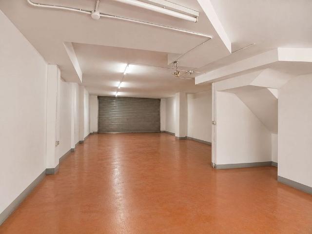 Local comercial en venta en calle D'amadeo Vives, Badalona, de 176 m² 2 habitaciones por 177.500