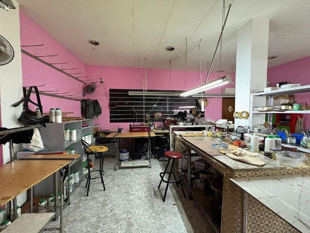 Local comercial en venta en calle D'amèrica, Santa Coloma de Gramanet, de 69 m² 2 habitaciones por 79.000