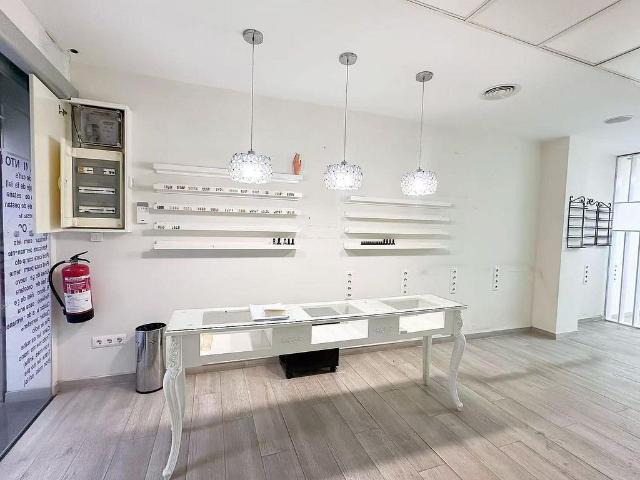 Local comercial en venta en calle D'andrea Dòria, Barcelona, de 42 m² 1 habitación por 170.000