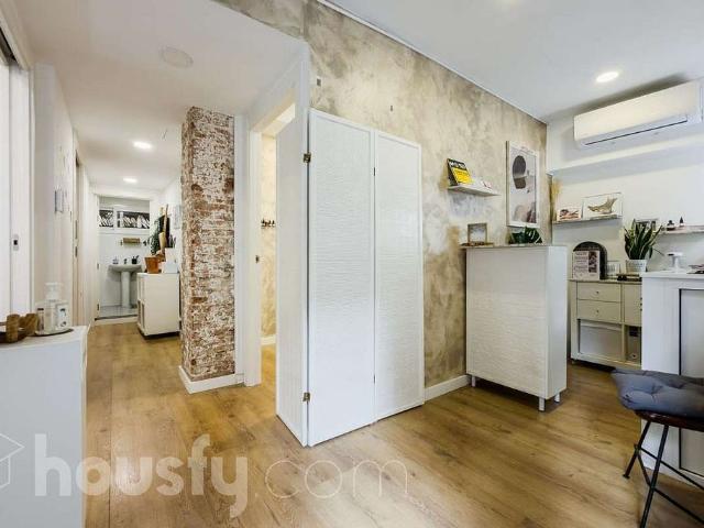 Local comercial en venta en calle D'argullós, Barcelona, de 59 m² 4 habitaciones por 99.000