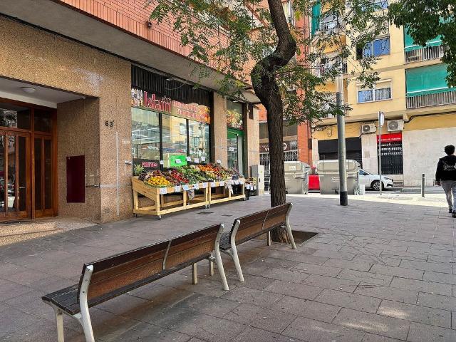 Local comercial en venta en calle D'argullós, Barcelona, de 268 m² 2 habitaciones por 350.000