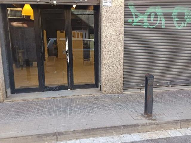 Local comercial en venta en calle De Cornellà Modern, Cornellà de Llobregat, de 171 m² 3 habitaciones por 180.000