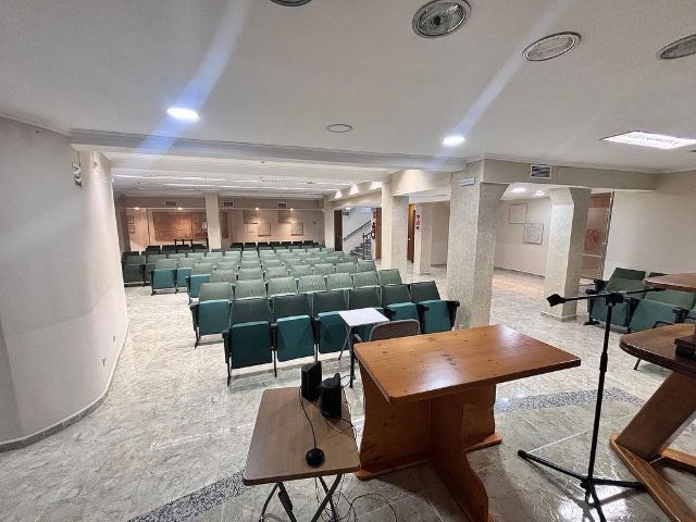 Local comercial en venta en calle De Campreciós, Barcelona, de 240 m² 5 habitaciones por 190.000