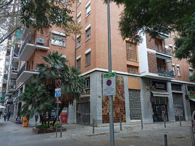 Local comercial en venta en calle De Cantàbria, Barcelona, de 113 m² por 235.000