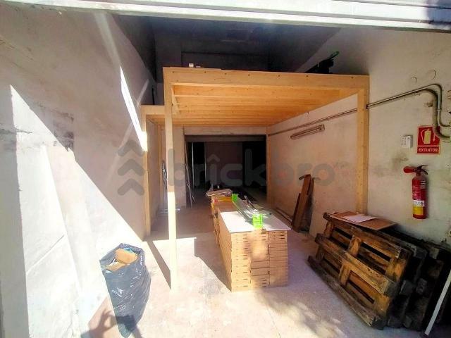 Local comercial en venta en calle De Cartellà, Barcelona, de 80 m² 4 habitaciones por 159.000