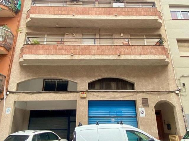 Local comercial en venta en calle De Castillejos, Badalona, de 295 m² por 199.000