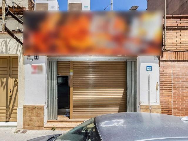 Local comercial en venta en calle De Cerdanyola, Sabadell, de 215 m² por 220.000