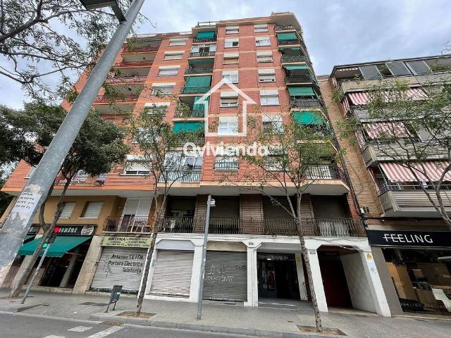 Local comercial en venta en calle De Baldomer Solà, Badalona, de 85 m² por 383.700