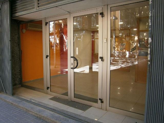 Local comercial en venta en calle De Baldomer Solà, Badalona, de 136 m² 4 habitaciones por 170.000