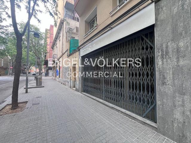 Local comercial en venta en calle De Baldomer Solà, Badalona, de 136 m² por 170.000