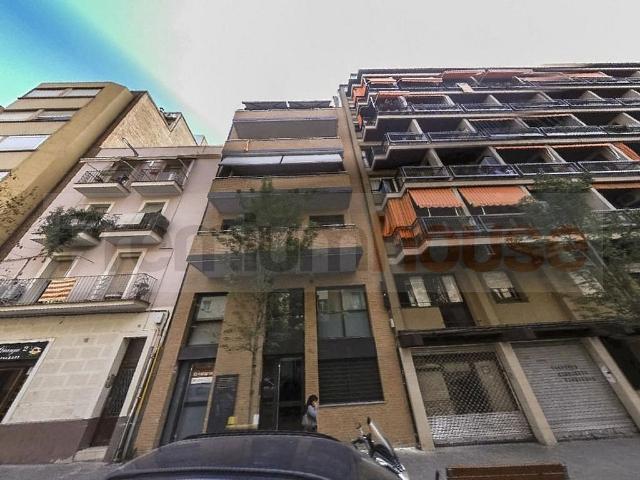 Local comercial en venta en calle De Benavent, Barcelona, de 70 m² por 165.000