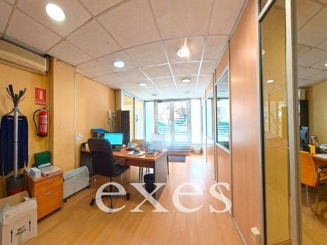 Local comercial en venta en calle De Biscaia, Barcelona, de 200 m² por 225.000