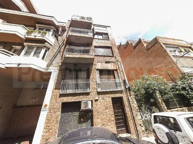 Local comercial en venta en calle De Gósol, Barcelona, de 110 m² por 250.000
