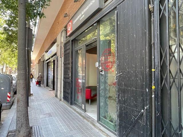Local comercial en venta en calle De Galileu, Barcelona, de 103 m² 4 habitaciones por 295.000