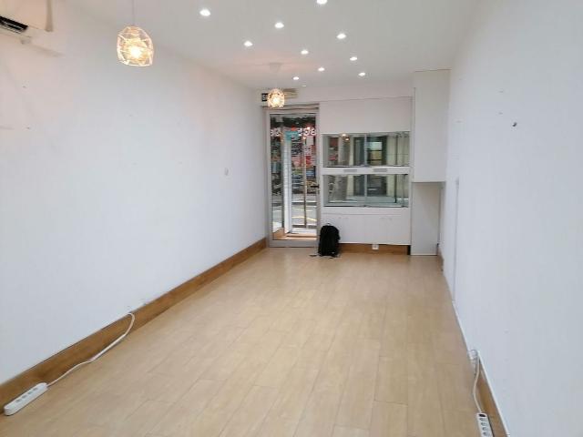 Local comercial en venta en calle De Galileu, Barcelona, de 36 m² 2 habitaciones por 83.000