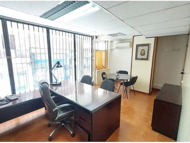 Local comercial en venta en calle De Galileu, Barcelona, de 80 m² por 275.500