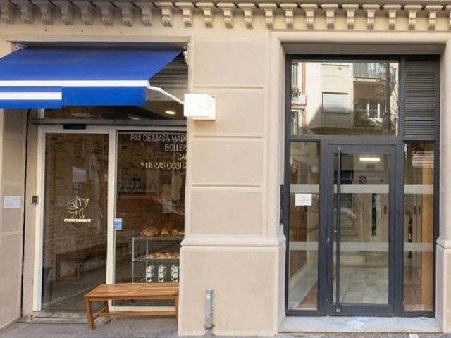 Local comercial en venta en calle De Girona, Barcelona, de 111 m² por 390.000