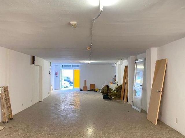 Local comercial en venta en calle De F Pi i Margall, Gavà, de 200 m² 2 habitaciones por 210.000