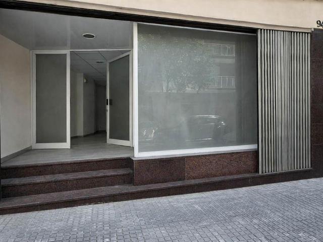 Local comercial en venta en calle De Faraday, Terrassa, de 300 m² por 150.000