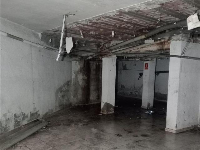 Local comercial en venta en calle De Federico García Lorca, Badalona, de 215 m² por 48.880