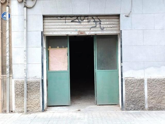 Local comercial en venta en calle Del Freser, Barcelona, de 178 m² por 180.000