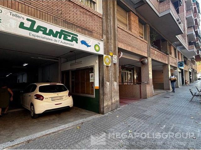 Local comercial en venta en calle De Fluvià, Barcelona, de 170 m² por 390.000