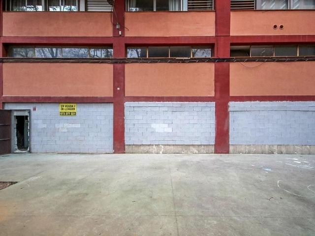 Local comercial en venta en calle De Fluvià, Barcelona, de 269 m² por 325.000