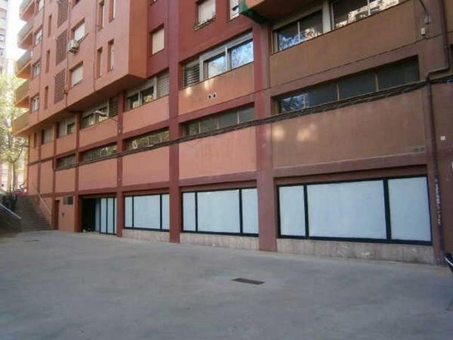 Local comercial en venta en calle De Fluvià, Barcelona, de 296 m² por 325.000
