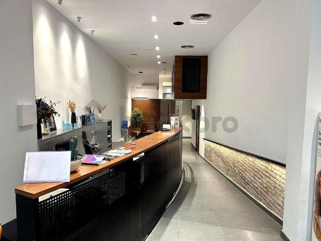Local comercial en venta en calle De Floridablanca, Barcelona, de 230 m² 7 habitaciones por 529.000