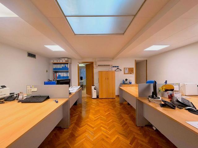 Local comercial en venta en calle De França, Barcelona, de 264 m² 5 habitaciones por 272.250