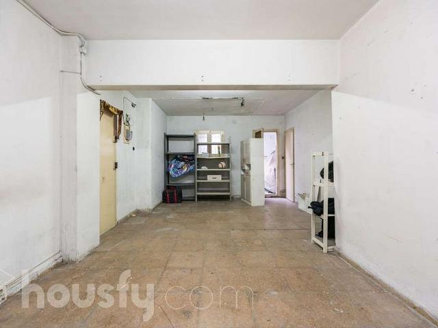 Local comercial en venta en calle De Frederic Soler, Cornellà de Llobregat, de 60 m² por 99.000