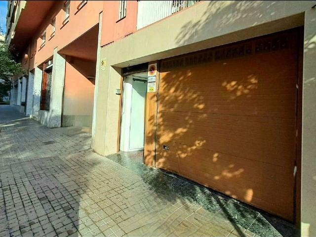Local comercial en venta en calle De Joaquim Ruyra, Barcelona, de 329 m² 2 habitaciones por 399.000