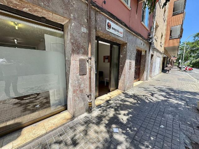 Local comercial en venta en calle De Josep Sangenís, Barcelona, de 75 m² 4 habitaciones por 140.000