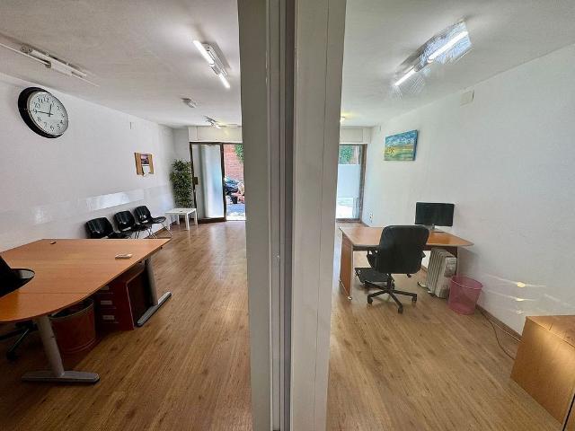 Local comercial en venta en calle De Josep Sangenís, Barcelona, de 75 m² 4 habitaciones por 180.000