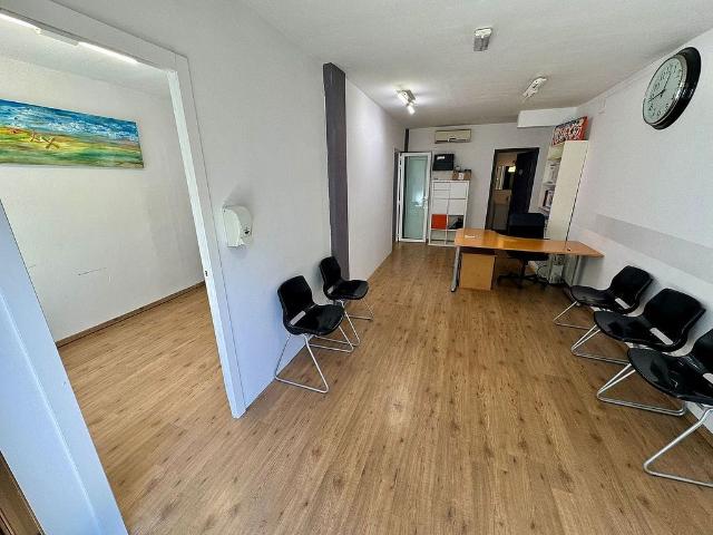Local comercial en venta en calle De Josep Sangenís, Barcelona, de 75 m² por 130.000