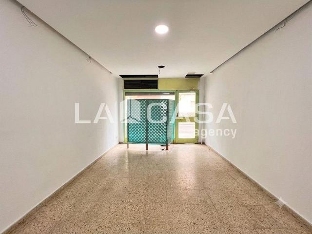 Local comercial en venta en calle De Juan Valera, Badalona, de 144 m² 4 habitaciones por 102.000