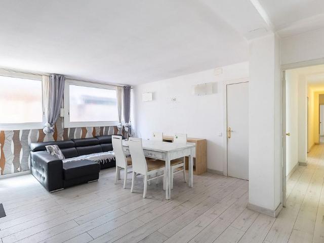 Local comercial en venta en calle De Juan Valera, Badalona, de 274 m² por 350.000