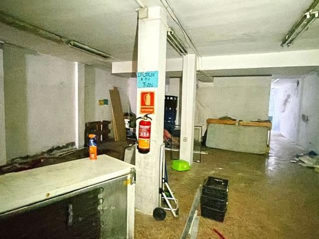 Local comercial en venta en calle De la Constitució, Barcelona, de 230 m² 4 habitaciones por 260.000