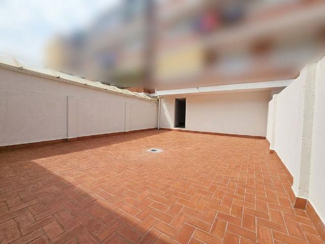 Local comercial en venta en calle De la Independència, Badalona, de 145 m² 2 habitaciones por 209.000