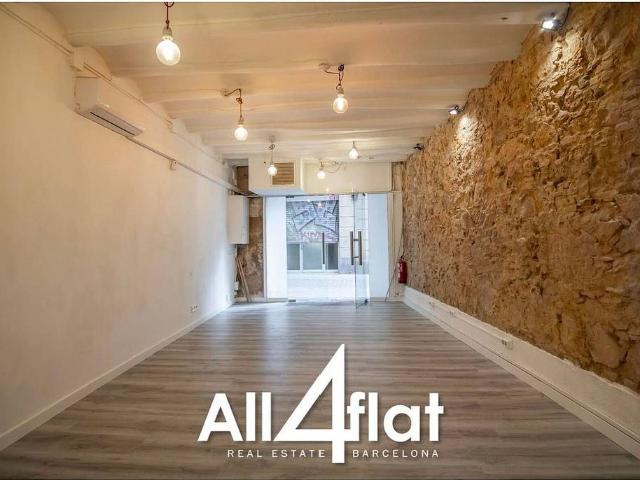 Local comercial en venta en calle De la Lluna, Barcelona, de 45 m² por 180.000