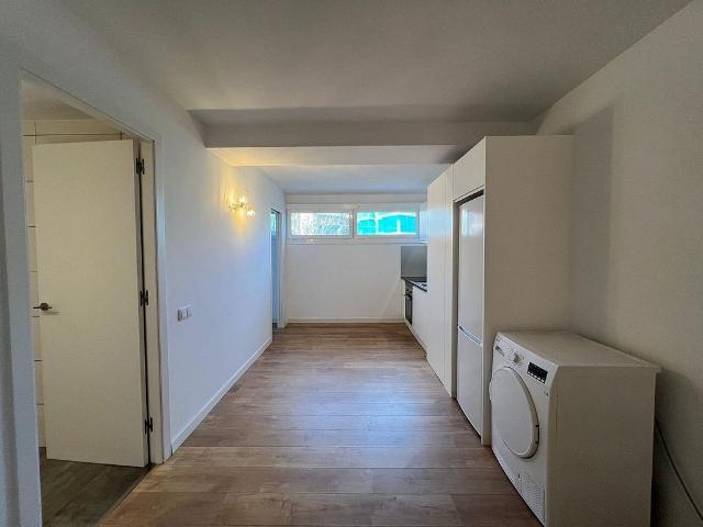 Local comercial en venta en calle De la Maladeta, Barcelona, de 174 m² 4 habitaciones por 439.000