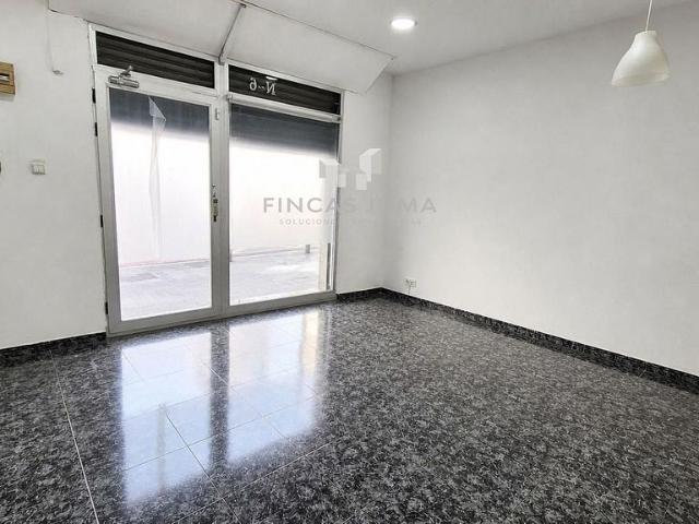 Local comercial en venta en calle De la Maladeta, Esplugues de Llobregat, de 46 m² por 85.900