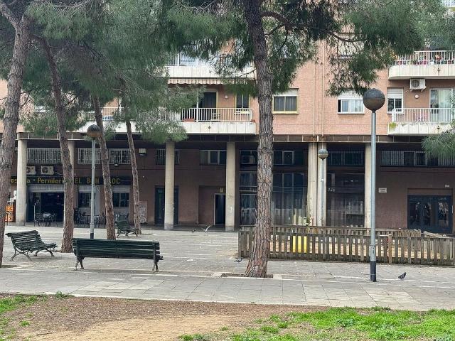Local comercial en venta en calle De la Mare de Déu de Port, Barcelona, de 105 m² 3 habitaciones por 140.000