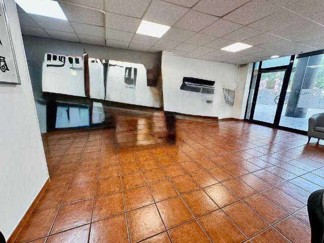 Local comercial en venta en calle De la Mare de Déu de Port, Barcelona, de 105 m² 3 habitaciones por 140.000