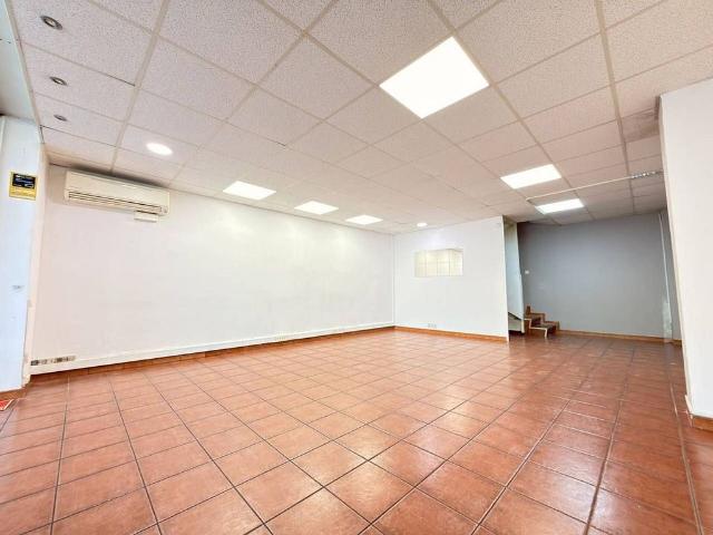 Local comercial en venta en calle De la Mare de Déu de Port, Barcelona, de 120 m² por 140.000